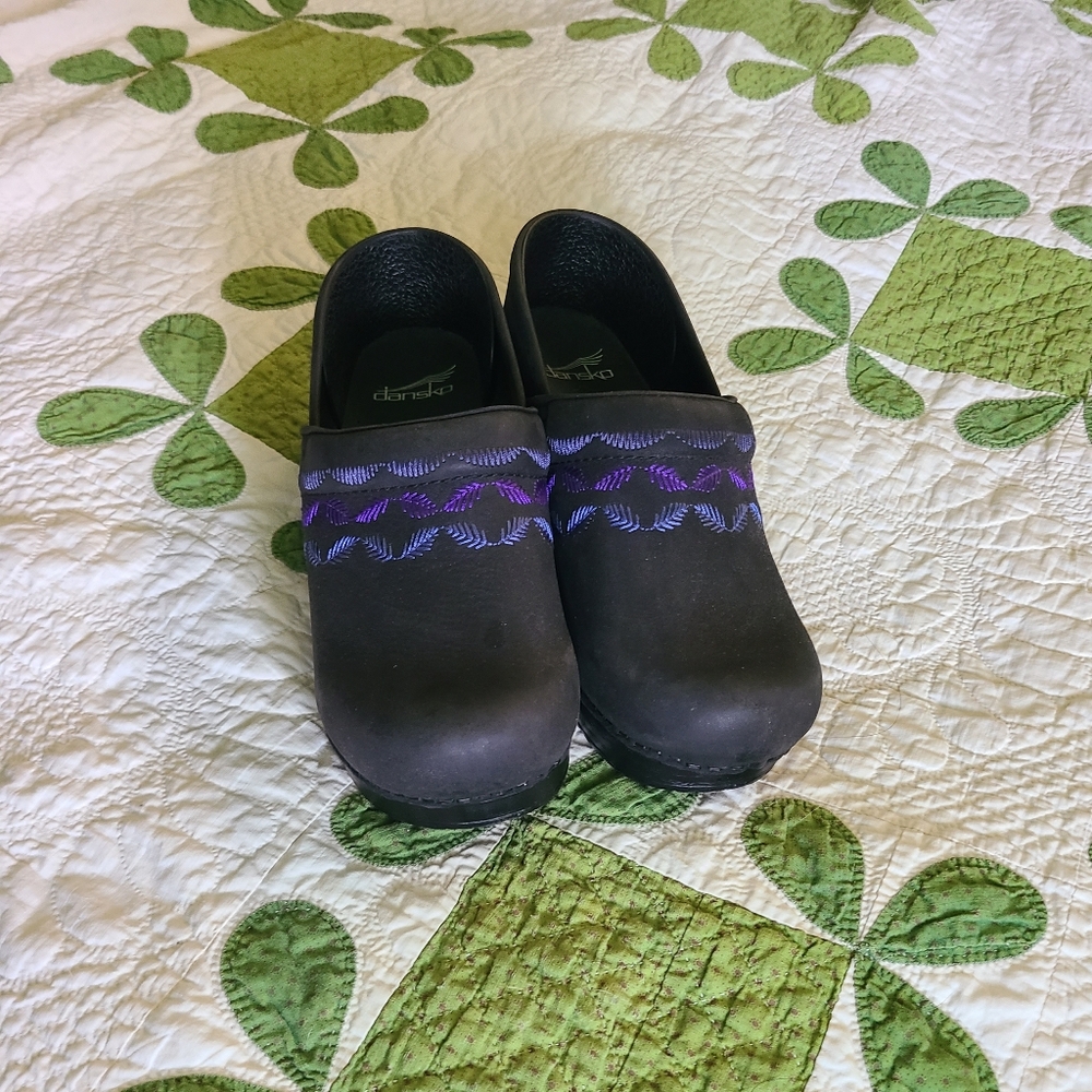 Dansko Embroidered Pro Nubuck clogs size 38
